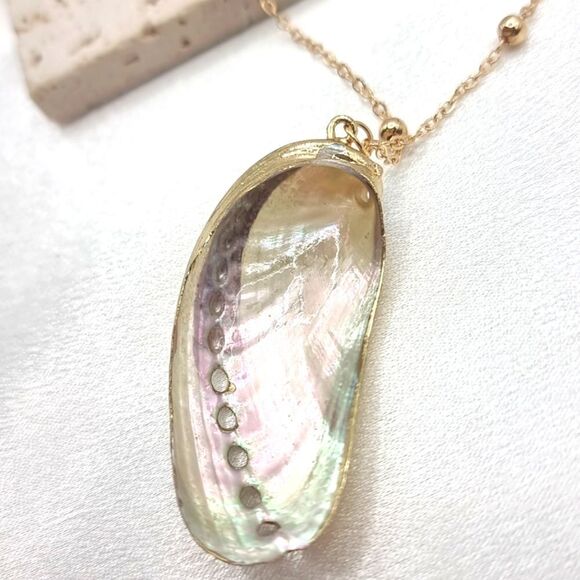 New ANTHRO Gold Plated Shell Pendant Necklace With Gold Beaded Chain. - Picture 4 of 5